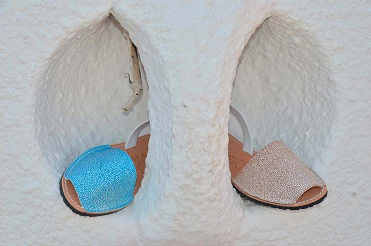 Avarques Naturals De Menorca S.L. calzado color azul y beige