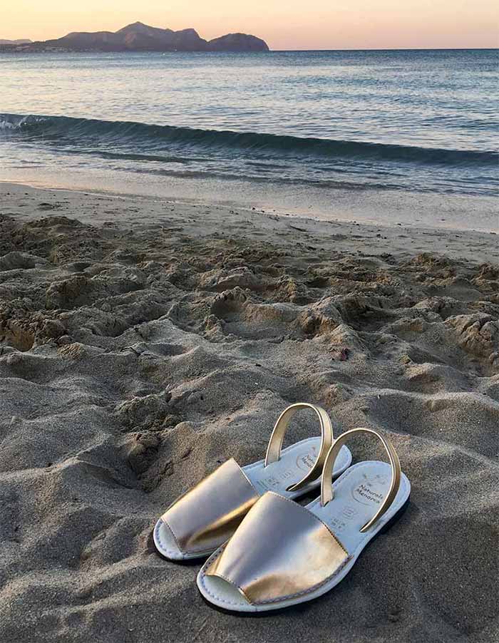 Avarques Naturals De Menorca S.L. calzado sobre playa