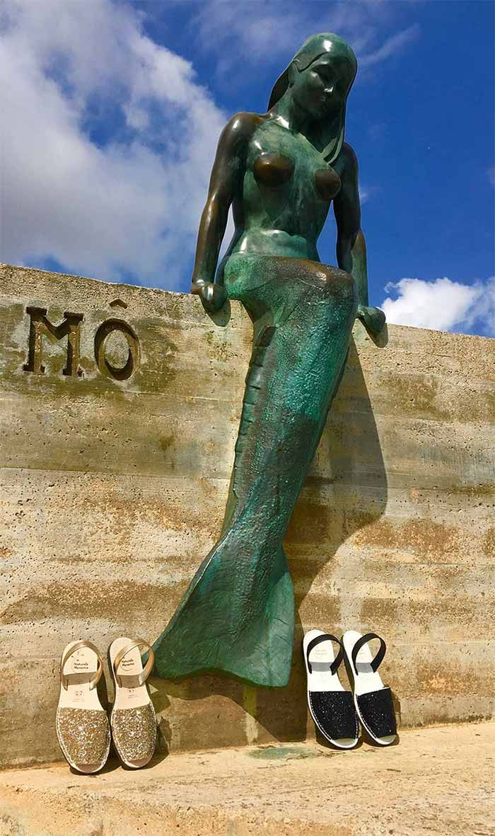 Avarques Naturals De Menorca S.L. calzado y monumento sirena