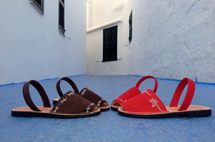 Avarques Naturals De Menorca S.L. calzado color rojo y café